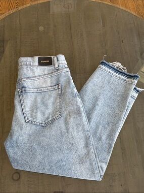 Express Mom Jean Cropped High-Rise Straight Jeans with Frayed Hem. Womens Size 8